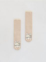 Skarpety ze świątecznym motywem - beżowy. Brązowe skarpetki damskie Reserved, bez wzorów. W wyprzedaży za 19.99 zł.