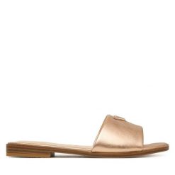 Klapki Guess. Czerwone klapki damskie Guess, z aplikacjami, bez obcasa. Za 499.99 zł.