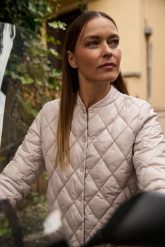 Krótka pikowana kurtka beżowa. Brązowe kurtki damskie MOODO, bez wzorów, z poliamidu, bez kaptura. Za 199.99 zł.