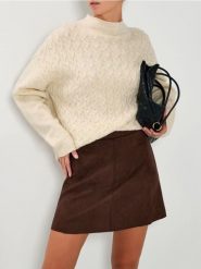 Sweter damski z warkoczowym splotem - kremowy. Białe swetry klasyczne damskie Sinsay, l, ze splotem, bez kołnierzyka. Za 59.99 zł.