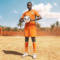 Męskie szorty reprezentacji Wybrzeża Kości Słoniowej PUMA. Brązowe szorty męskie Puma, bez kołnierzyka. Za 199.00 zł.