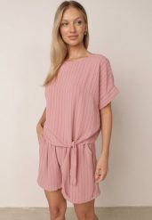 Różowy Letni Komplet w Paski Bogaty w Wiskozę Bluzka z Wiązaniem i Szorty Mazhola. Czerwone szorty damskie Born2be, bez wzorów, z tkaniny, eleganckie. Za 69.99 zł.