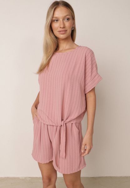 Różowy Letni Komplet w Paski Bogaty w Wiskozę Bluzka z Wiązaniem i Szorty Mazhola. Czerwone szorty damskie Born2be, bez wzorów, z tkaniny, eleganckie. Za 69.99 zł.
