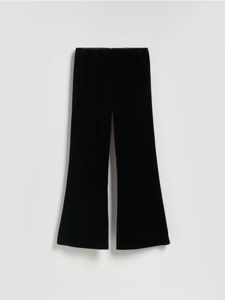 Welurowe spodnie - czarny. Czarne spodnie materiałowe damskie Reserved, bez wzorów, z dzianiny. Za 279.99 zł.