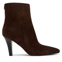 Botki Guess. Brązowe botki damskie Guess, bez obcasa, na słupku, bez zapięcia. Za 824.99 zł.