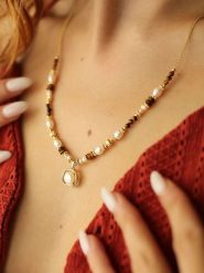 Pierres delicates Pozłacany naszyjnik z elementami ozdobnymi rozmiar: onesize. Białe naszyjniki damskie Pierres delicates, pozłacane. Za 69.99 zł.