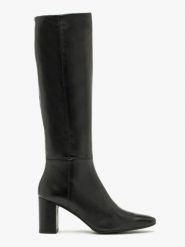 Czarne kozaki damskie z wąską cholewką. Czarne kozaki damskie Ryłko, ze skóry, bez obcasa, na obcasie. W wyprzedaży za 339.99 zł.