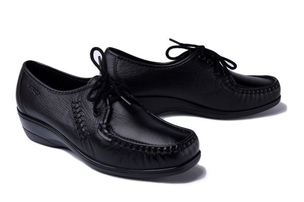 SOLO 065 SZ czarny 2, półbuty mokasyny damskie sznurowane. Czarne mokasyny damskie Solo, ze skóry. Za 244.90 zł.