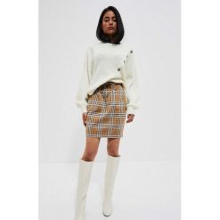 Spódnica w kratę. Brązowe spódniczki damskie MOODO, m, bez wzorów, z dresówki. W wyprzedaży za 49.99 zł.