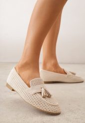 Beżowe Mokasyny VICES z Ażurową Cholewką i Frędzlami Hyrilea. Brązowe mokasyny damskie Renee, z jeansu. Za 89.99 zł.