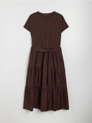 Bawełniana sukienka midi z efektem stopniowania i paskiem - brązowy. Brązowe sukienki damskie Sinsay, xl, bez wzorów, z bawełny, bez kołnierzyka, bez ramiączek, midi. Za 69.99 zł.