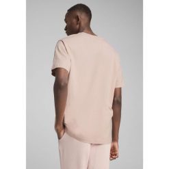 Koszulka unisex Essentials Elevated PUMA Rose Quartz Pink. Czerwone bluzki sportowe damskie Puma, xl, bez wzorów, z materiału, bez ramiączek. Za 109.00 zł.