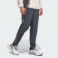 Spodnie Real Madrid Tiro 24 Competition Presentation. Brązowe spodnie dresowe męskie Adidas, bez wzorów, z dresówki. W wyprzedaży za 178.00 zł.