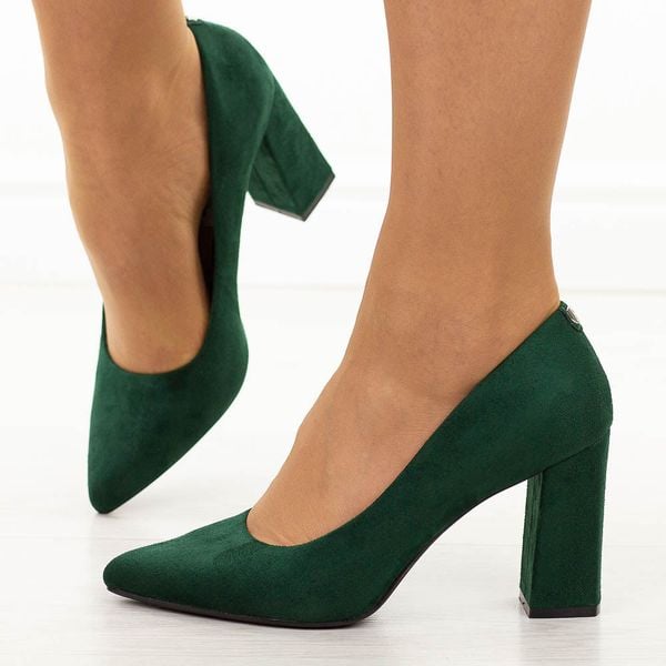 Zielone zamszowe czółenka damskie na słupku Sergio Leone Pb216. Zielone czółenka damskie Sergio Leone, bez wzorów, z zamszu, bez obcasa, na słupku. Za 159.00 zł.