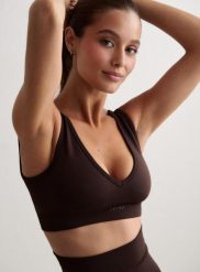 Damski biustonosz sportowy, lekkie wsparcie Shape Seamless Deep Cut czekoladowy. Brązowe biustonosze sportowe damskie Aim'n, bez wzorów, z dzianiny. Za 172.00 zł.