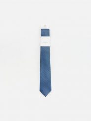 Wzorzysty krawat - granatowy. Niebieskie krawaty i muchy męskie Reserved, bez wzorów. Za 59.99 zł.