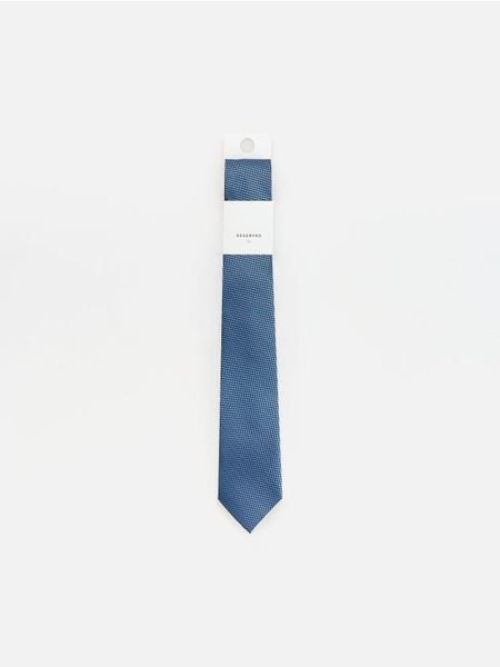 Wzorzysty krawat - granatowy. Niebieskie krawaty i muchy męskie Reserved, bez wzorów. Za 59.99 zł.