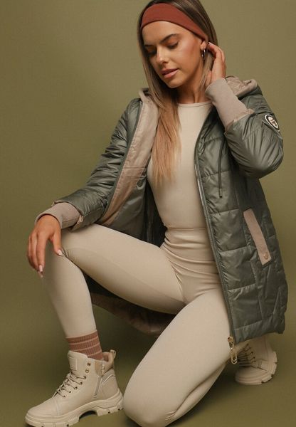 Zielona Pikowana Kurtka z Kapturem i Przedłużonym Tyłem Tulara. Zielone kurtki damskie Born2be, xs, z aplikacjami, z jeansu, z kapturem. Za 99.99 zł.