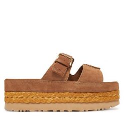 Klapki Ugg. Brązowe klapki damskie Ugg, bez wzorów, bez obcasa. Za 639.99 zł.