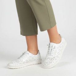 Półbuty damskie Rieker, cholewka skóra naturalna ażurowa konstrukcja z klasycznym sznurowaniem i lekka elastyczna podeszwa zapewniają przewiewność, b. Białe półbuty damskie Rieker, w ażurowe wzory, z jeansu, klasyczne, bez obcasa, na płaskiej podeszwie. Za 287.90 zł.