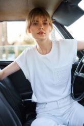 Bawełniany t-shirt z kieszonką biały. Białe t-shirty damskie MOODO, l, bez wzorów, z bawełny, bez kołnierzyka. Za 59.99 zł.