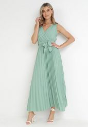 Zielona Plisowana Sukienka Maxi z Gumką w Pasie i Materiałowym Paskiem Biak. Zielone sukienki damskie Born2be, na imprezę, na lato, l, bez wzorów, z materiału, eleganckie, bez kołnierzyka, bez ramiączek, maxi. W wyprzedaży za 103.99 zł.
