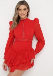 Czerwona Rozkloszowana Sukienka Kombinezon Mini z Falbankami Gilha. Czerwone kombinezony damskie Born2be, m, z aplikacjami, z koronki, bez kołnierzyka, bez ramiączek. Za 169.99 zł.
