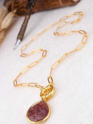 L'Atelier de Gaia Pozłacany naszyjnik z zawieszką - dł. 45 cm rozmiar: onesize. Brązowe naszyjniki damskie L'Atelier de Gaia, pozłacane. Za 65.99 zł.