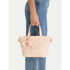 Torebka Nine West. Czerwone torebki klasyczne damskie Nine West, bez wzorów, bez dodatków. Za 329.99 zł.