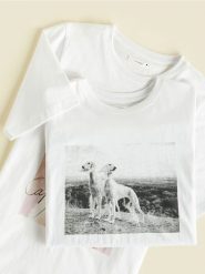 T-shirt z nadrukiem - biały. Białe t-shirty damskie Reserved, l, bez wzorów, z bawełny, bez kołnierzyka. Za 59.99 zł.