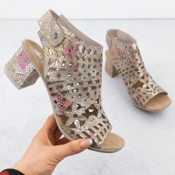 Sandały damskie zabudowane ażurowe Rieker 64780-90. Sandały damskie Rieker, w ażurowe wzory, z zamszu, bez obcasa. Za 254.99 zł.
