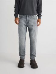 Jeansy carrot slim - jasnoszary. Szare jeansy męskie Reserved. W wyprzedaży za 49.99 zł.