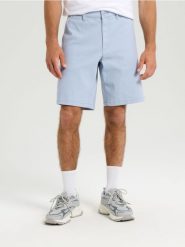 Szorty chino - błękitny. Niebieskie szorty męskie Sinsay, bez kołnierzyka. W wyprzedaży za 39.99 zł.