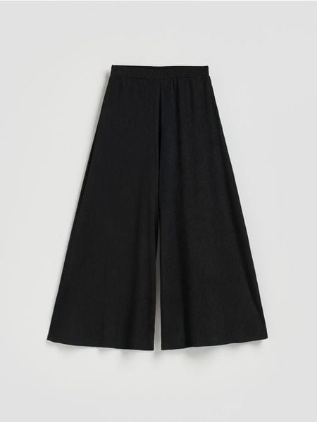 Spodnie palazzo - czarny. Czarne spodnie materiałowe damskie Reserved, bez wzorów, z dzianiny. Za 119.99 zł.