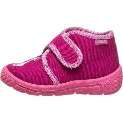 Kapcie w kolorze różowym. Czerwone buciki dla niemowląt Lamino Shoes, bez zapięcia. W wyprzedaży za 42.95 zł.