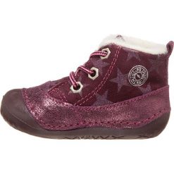 Skórzane buty w kolorze fioletowym do nauki chodzenia. Fioletowe buciki dla niemowląt Primigi, ze skóry, bez zapięcia. W wyprzedaży za 115.95 zł.