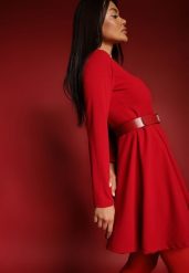 Czerwona Rozkloszowana Sukienka o Klasycznym Kroju Temiriela. Czerwone sukienki damskie Renee, na co dzień, m, bez wzorów, eleganckie, bez kołnierzyka, bez ramiączek, mini, proste. W wyprzedaży za 90.99 zł.