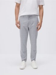 Spodnie carrot slim w kratę - jasnoszary. Szare spodnie materiałowe męskie Reserved, bez wzorów, z tkaniny. Za 119.99 zł.