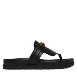 Japonki Guess. Czarne klapki damskie Guess, z aplikacjami, bez obcasa. Za 549.99 zł.