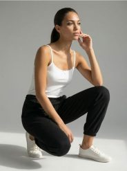 Spodnie jogger z domieszką wiskozy soft touch - czarny. Czarne spodnie materiałowe damskie Sinsay, bez wzorów, z wiskozy. Za 39.99 zł.