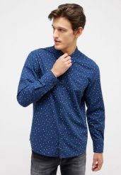 Męska Koszula MUSTANG Elmore Aop On Dark Blue 1014762 12546. Niebieskie koszule męskie Mustang, l, bez wzorów, bez kołnierzyka, bez ramiączek. Za 129.99 zł.