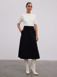 BGN Spódnica w kolorze czarnym rozmiar: 34. Czarne spódniczki damskie BGN, bez wzorów, z wełny, midi, proste. Za 121.99 zł.