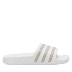 Klapki adidas. Białe klapki damskie Adidas, bez wzorów, bez obcasa. Za 109.99 zł.