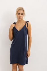 SUKIENKA KELLY NAVY L - Flawless. Niebieskie sukienki damskie Flawless, do pracy, na lato, l, bez wzorów, biznesowe, bez kołnierzyka, bez ramiączek, mini, koszulowe. Za 125.00 zł.