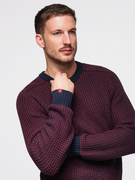 Męski sweter o kontrastowym splocie z okrągłym dekoltem – bordowy V1. Czerwone swetry męskie Ombre Clothing, m, z aplikacjami, z dzianiny, bez kołnierzyka. W wyprzedaży za 89.99 zł.