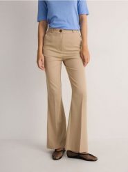 Spodnie flare - beżowy. Brązowe spodnie materiałowe damskie Reserved, bez wzorów, z tkaniny. W wyprzedaży za 79.99 zł.