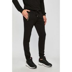 Versace Jeans - Spodnie. Czarne spodnie materiałowe męskie Versace Jeans, bez wzorów, z bawełny, casualowe. W wyprzedaży za 459.90 zł.