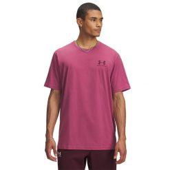 Koszulka Under Armour Sportstyle Left Chest. Czerwone t-shirty sportowe męskie Under Armour, xl, z bawełny, bez ramiączek, na fitness i siłownię. Za 131.30 zł.