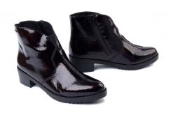 RIEKER Y0553-35 red, botki damskie. Czerwone botki damskie Rieker, bez obcasa, na obcasie, bez zapięcia. Za 349.90 zł.