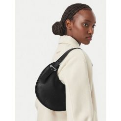 Torebka Calvin Klein. Czarne torebki klasyczne damskie CALVIN KLEIN, bez wzorów, bez dodatków. Za 449.99 zł.